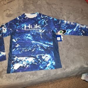 Huk medium vented camo shirt